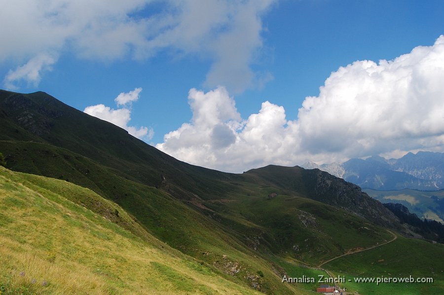 27 Grossi nuvoloni in cielo, ombra e sole sui pascoli.JPG